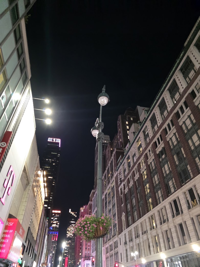 a picture of 34th street in new york city.
